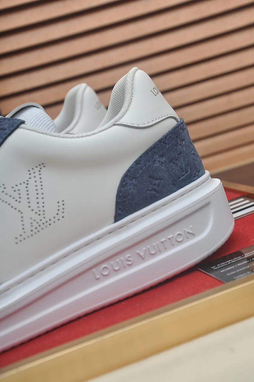 Men's men's shoes 💰640💶Original development, quality shipping, welcome to compare - LV sneaker series sports shoes introduce the loose silhouette of the ready-to-wear series into the spring and summer men's wear shows and make an eye-catching appearance. The cow leather upper is combined with rough fabric laces, and colorful beading highlights the brand's classic elements. LV letters mark the tongue and Monogram floral outsole. Mixed materials Made of top-grain cowhide, thick shoelace design, large Monogram print on the side, mesh lining and cotton feet, the comfort is as extreme as ever, premium heritage, quality first, worth owning! Size: Men’s 38-45 (45 is custom-made and cannot be returned or exchanged)